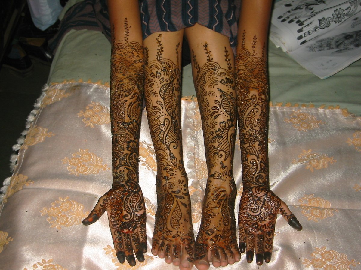 Manos con tatuaje de henna artesanal
